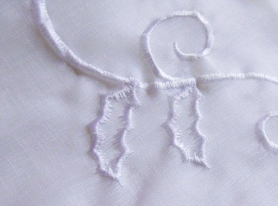 Gardine, mit Ösen, Farbe Weiss, Satinbordüre, Plisseefalten, Stickermotiv, Ornament in Herzform, 241963 in verschiedenen Größen erhältlich