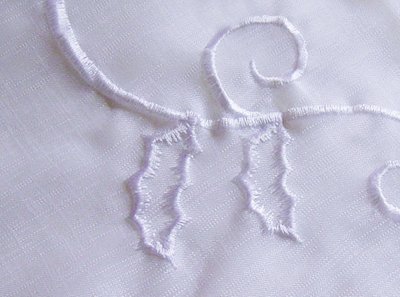Gardine, mit Ösen, Farbe Weiss, Satinbordüre, Plisseefalten, Stickermotiv, Ornament in Herzform, 241963 in verschiedenen Größen erhältlich